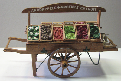 862251 Afbeelding van een schaalmodel van een groentenkar, uit de collectie van het Volksbuurtmuseum Wijk C ...